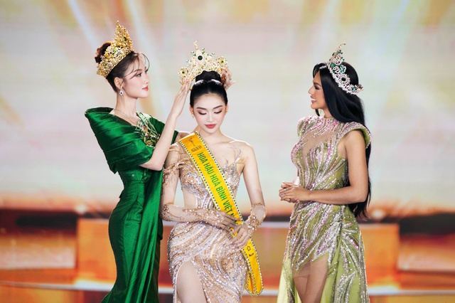Gia cảnh của tân Hoa hậu Yến Nhi: Bố làm phụ hồ, mẹ bán vé số, - Ảnh 1.