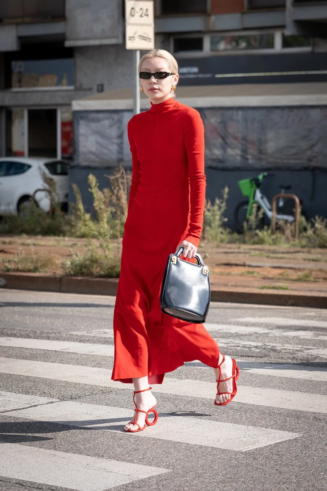 'Quên' chiếc váy đen nhỏ bé đi, váy đỏ sẽ tỏa sáng mùa thu 2025 - Ảnh 2.