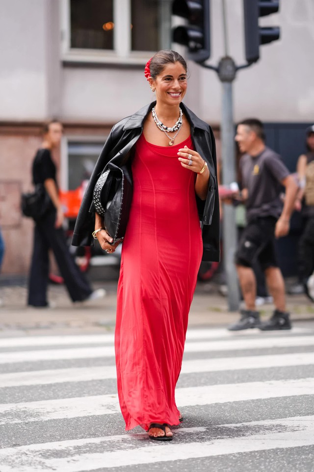 'Quên' chiếc váy đen nhỏ bé đi, váy đỏ sẽ tỏa sáng mùa thu 2025 - Ảnh 4.