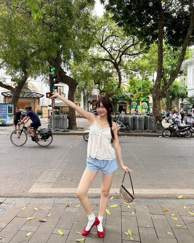 Đơn giản, tạo sự hút trong phong cách với áo hai dây - Ảnh 4.