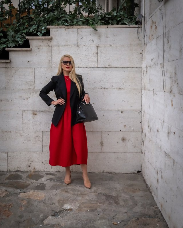 'Quên' chiếc váy đen nhỏ bé đi, váy đỏ sẽ tỏa sáng mùa thu 2025 - Ảnh 5.