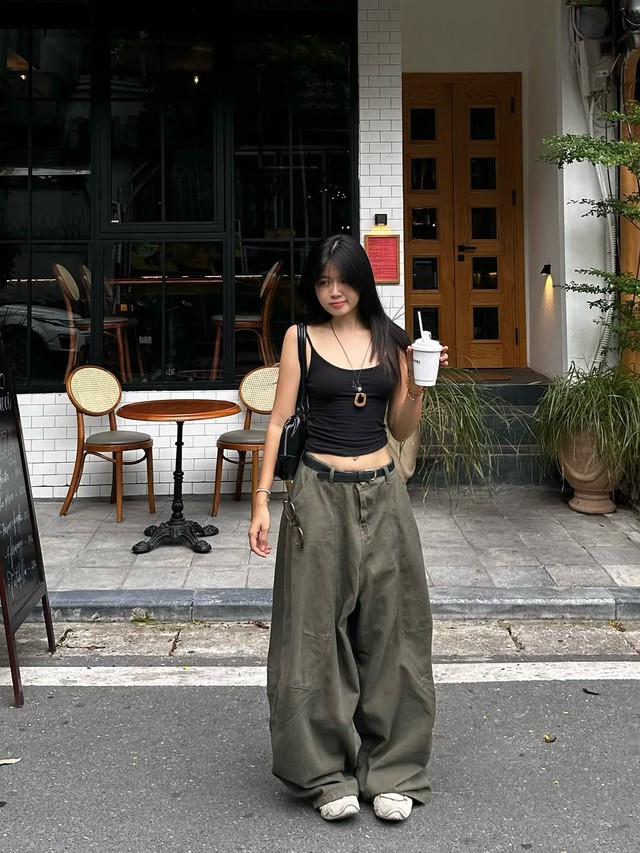 Đơn giản, tạo sự hút trong phong cách với áo hai dây - Ảnh 8.