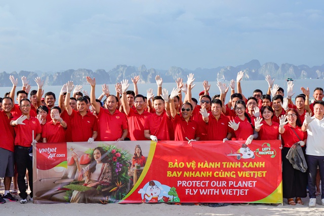 Gần 600 ‘chiến binh’ Vietjet đồng loạt ra quân làm sạch biển Hạ Long - Ảnh 1.