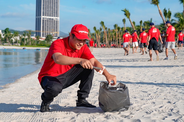 Gần 600 ‘chiến binh’ Vietjet đồng loạt ra quân làm sạch biển Hạ Long - Ảnh 2.