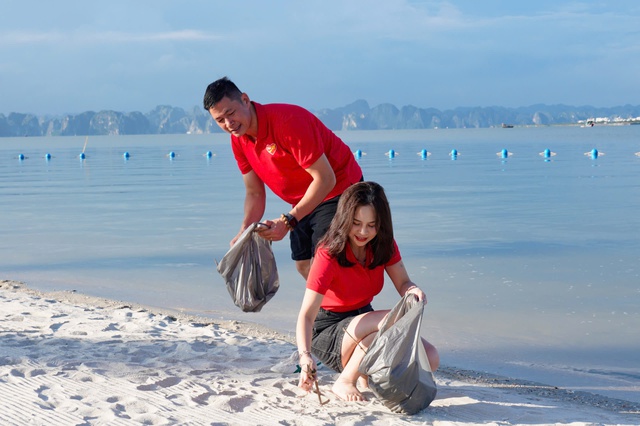 Gần 600 ‘chiến binh’ Vietjet đồng loạt ra quân làm sạch biển Hạ Long - Ảnh 3.