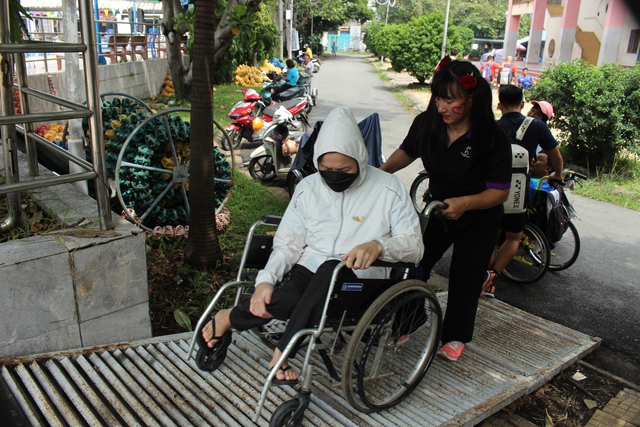 SV07 hỗ trợ người khuyết tật tại giải Thể thao toàn quốc ở TP . HCM - Ảnh 4.