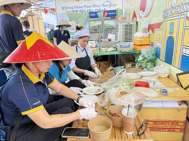 Du khách xếp hàng chờ thưởng thức món ngon Sài Gòn tại triển lãm A80   - Ảnh 3.