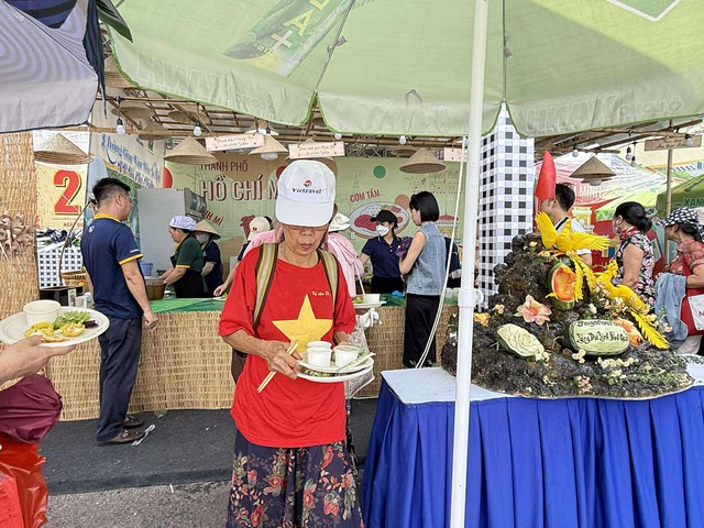 Du khách xếp hàng chờ thưởng thức món ngon Sài Gòn tại triển lãm A80   - Ảnh 4.