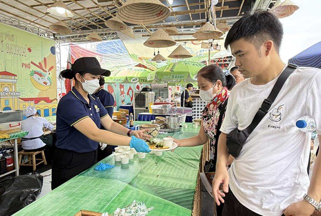 Du khách xếp hàng chờ thưởng thức món ngon Sài Gòn tại triển lãm A80   - Ảnh 2.