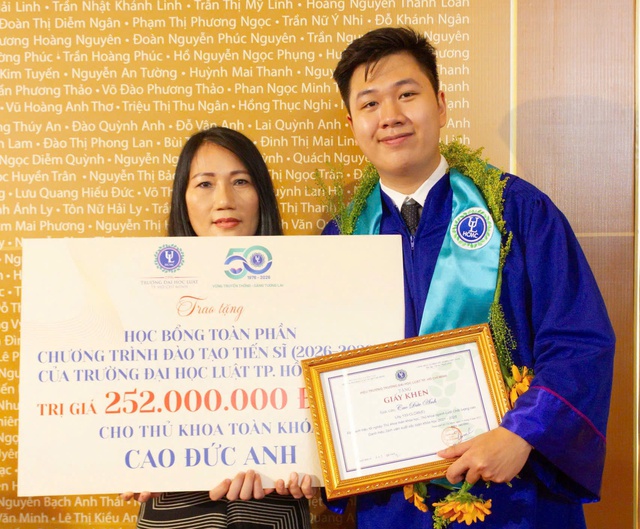 Thủ khoa điểm cao nhất 40 năm Trường ĐH Luật TP.HCM từng là… học sinh khá - Ảnh 2.