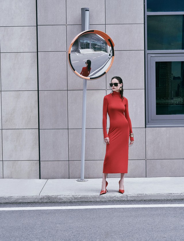 'Quên' chiếc váy đen nhỏ bé đi, váy đỏ sẽ tỏa sáng mùa thu 2025 - Ảnh 3.