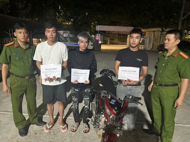 3 thanh niên cầm dao lượn khắp phố, gặp ai chém người đó - Ảnh 1.