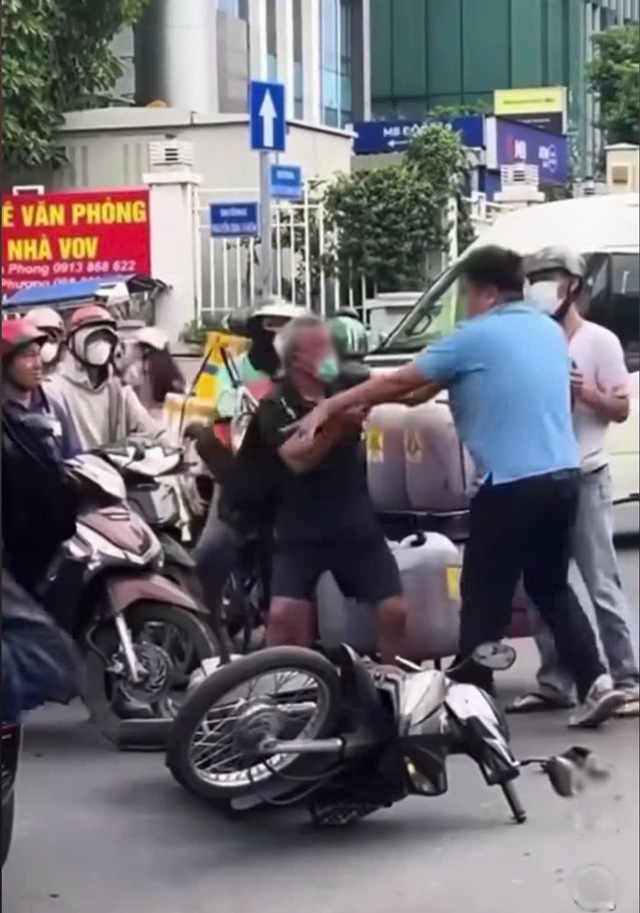 Cụ ông bị người đi ô tô đánh tới tấp ở phường Sài Gòn: CSGT lên tiếng - Ảnh 1.