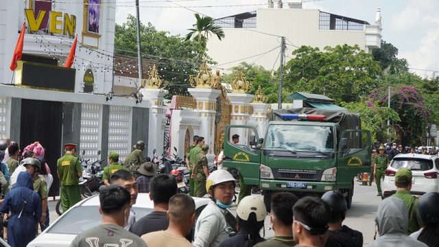 Quảng Ngãi: Hàng chục cảnh sát bao vây quán karaoke- Ảnh 3.
