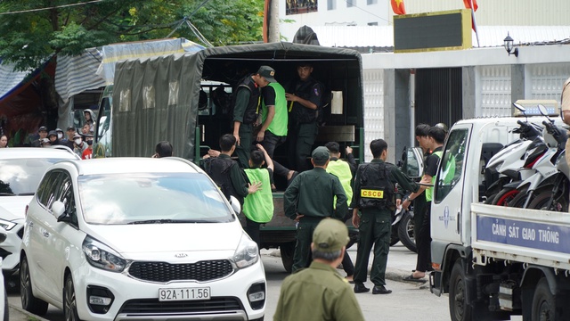 Quảng Ngãi: Hàng chục cảnh sát bao vây quán karaoke- Ảnh 4.