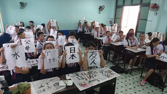 Học sinh TP.HCM học tiếng Nhật với giáo viên bản ngữ - Ảnh 1.