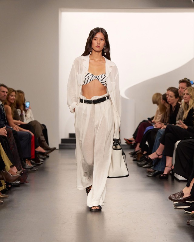 Gam đen, trắng 'thắp lửa' các sàn diễn thời trang 2026- Ảnh 4.