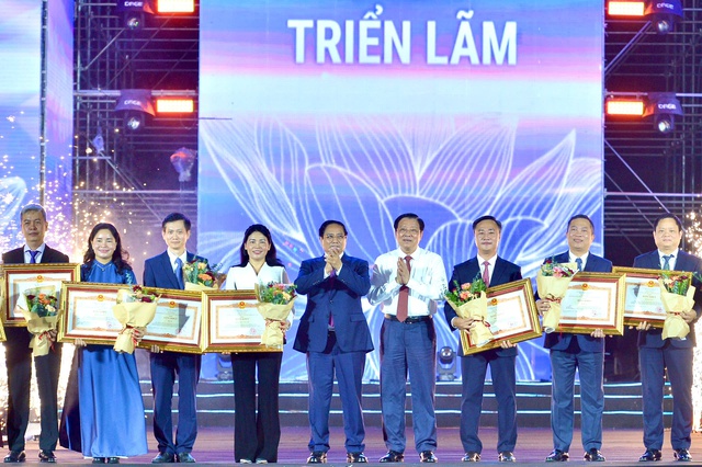 Thủ tướng: Tiếp tục tổ chức 'Hội chợ mùa thu' 2025 tại trung tâm triển lãm- Ảnh 3. Thủ tướng: Tiếp tục tổ chức 'Hội chợ mùa thu' 2025 tại trung tâm triển lãm- Ảnh 3.