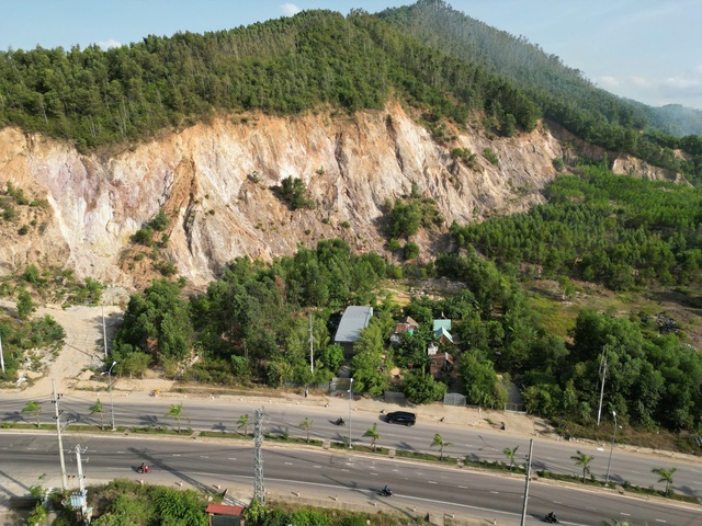 Gia Lai xem xét chuyển đổi 2 ha rừng phòng hộ thành mỏ đất san lấp - Ảnh 2.