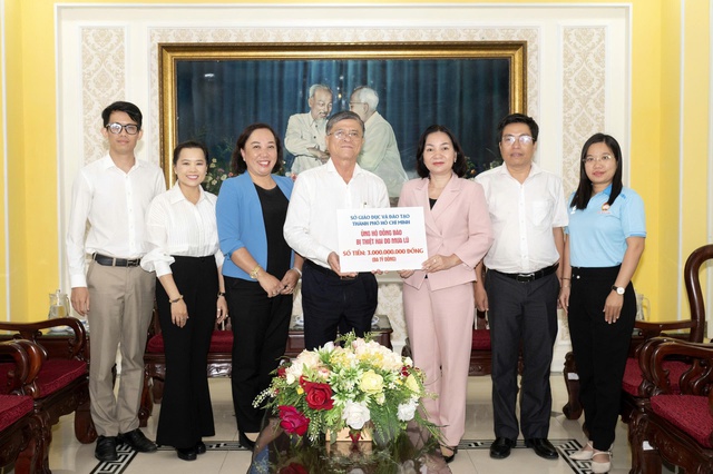 TP.HCM: Ngành giáo dục ủng hộ hơn 17 tỉ đồng giúp đồng bào vùng bão lũ - Ảnh 1.