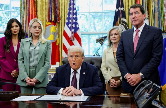 Donald Trump kiện The New York Times đòi bồi thường 15 tỉ USD vì phỉ báng - Ảnh 1.