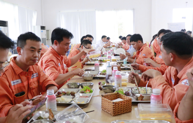 &lsquo;Bữa cơm C&ocirc;ng đo&agrave;n&rsquo; gắn kết người lao động EVNGENCO3 - Ảnh 4.