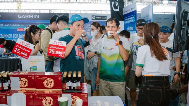 Nước hồng sâm Dongwha Red Ginseng Gold ‘tiếp lửa’ hơn 9.000 runner tại VnExpress Marathon Cần Thơ - Ảnh 4.
