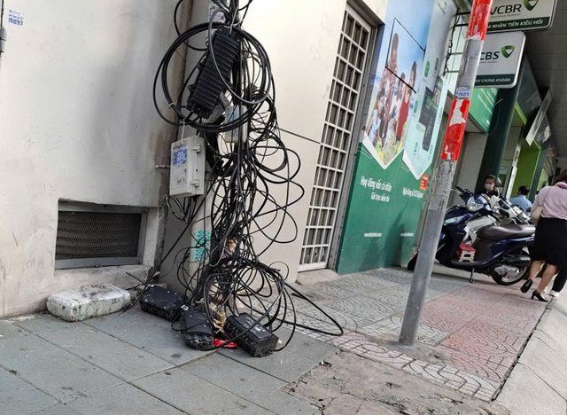 Dây cáp nằm trên vỉa hè- Ảnh 1. Dây cáp nằm trên vỉa hè- Ảnh 1.