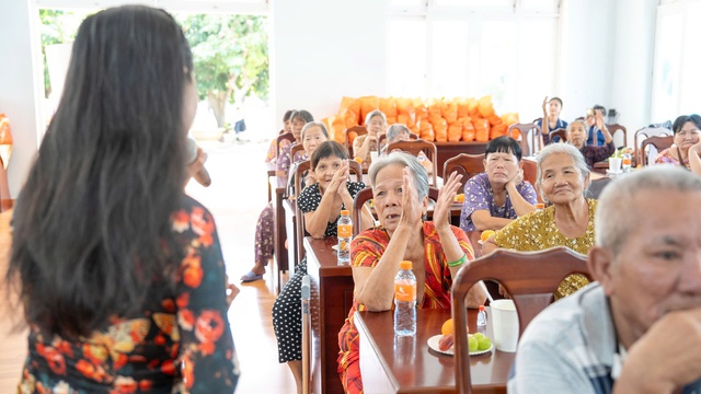 Kim Oanh Group lan tỏa yêu thương đến gần 1.000 cụ già neo đơn mùa Vu lan  - Ảnh 1.