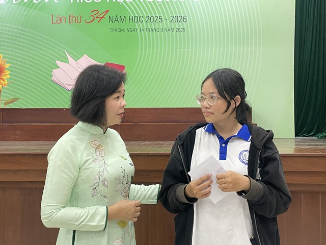 Ngày giỗ cha, nữ sinh nghẹn ngào mang h…