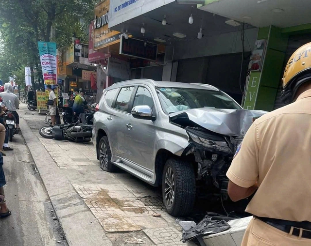 Tông xe liên hoàn trên đường Trường Chinh, nhiều người bị thương- Ảnh 1. Tông xe liên hoàn trên đường Trường Chinh, nhiều người bị thương- Ảnh 1.