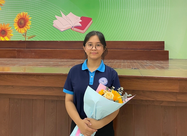 Ngày giỗ cha, nữ sinh nghẹn ngào mang học bổng 10 triệu đồng đặt trước bàn thờ - Ảnh 2.