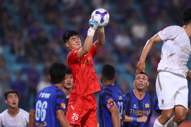 Lửa sém chân mày, HAGL chờ người hùng U.23 Việt Nam tỏa sáng: Thủ môn Trung Kiên mau khỏe lại đi!- Ảnh 1. Lửa sém chân mày, HAGL chờ người hùng U.23 Việt Nam tỏa sáng: Thủ môn Trung Kiên mau khỏe lại đi!- Ảnh 1.