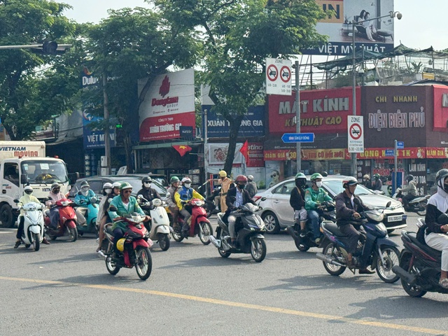 Ùn tắc nút thắt cổ chai ở khu nam TP.HCM, người xe chen chúc: CSGT nói gì? - Ảnh 3.