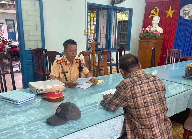 Tài xế điều khiển xe ben chạy ngược chiều vòng xoay Vũng Tàu, nhiều người khiếp vía - Ảnh 1.