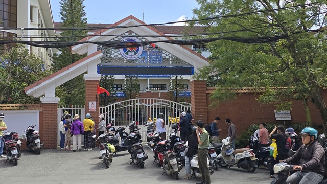 Xôn xao thực phẩm bẩn vào bếp bán trú trường tiểu học ở P.Xuân Hương- Đà Lạt- Ảnh 1.