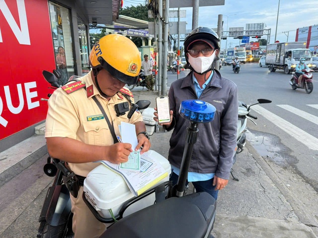 Người vi phạm bất ngờ vì CSGT chỉ cách nộp phạt bằng chuyển khoản qua mã QR - Ảnh 1.