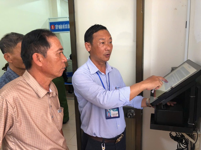 Chi nhánh VP đăng ký đất đai cử cán bộ bấm số để tránh "cò" giấy tờ - Ảnh 2.