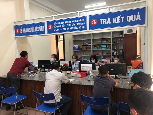 Chi nhánh văn phòng Đăng ký đất đai cử cán bộ bấm số để tránh ‘cò’ giấy tờ