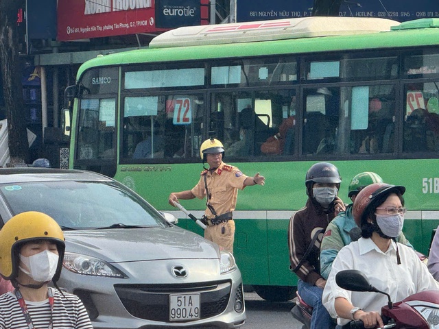 Ùn tắc nút thắt cổ chai ở khu nam TP.HCM, người xe chen chúc: CSGT nói gì? - Ảnh 4.