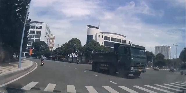 Tài xế điều khiển xe ben chạy ngược chiều vòng xoay Vũng Tàu, nhiều người khiếp vía - Ảnh 2.