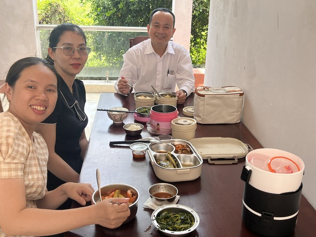Công chức xã đùm cơm đi làm: 'Nói vui đ…