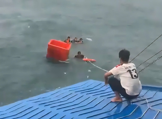 Cứu 4 ngư dân chìm tàu nhiều giờ trôi dạt trên biển - Ảnh 1.