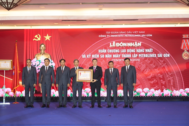 Petrolimex Sài Gòn nhận Huân chương Lao động hạng nhất trong ngày tròn 50 tuổi - Ảnh 4.