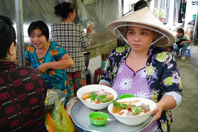 Quán bún mắm núp hẻm trong chợ ‘nặng ký’ miền Tây: Đắt khách nhưng không bán nhiều - Ảnh 1.