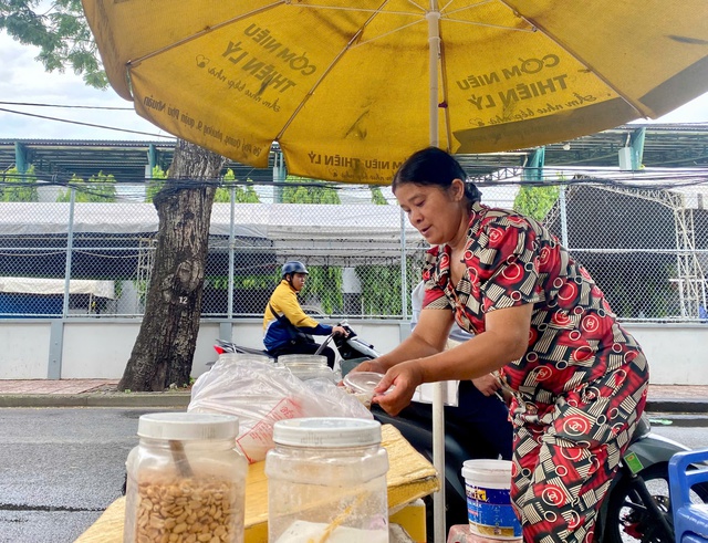 Học phí cao, cha mẹ gồng gánh nuôi con học đại học- Ảnh 1.