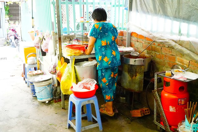 Quán bún mắm núp hẻm trong chợ ‘nặng ký’ miền Tây: Đắt khách nhưng không bán nhiều - Ảnh 3.