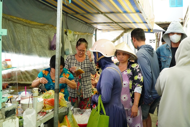 Quán bún mắm núp hẻm trong chợ ‘nặng ký’ miền Tây: Đắt khách nhưng không bán nhiều - Ảnh 6.