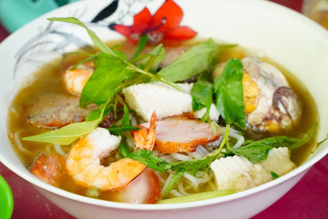 Quán bún mắm núp hẻm trong chợ ‘nặng ký’ miền Tây: Đắt khách nhưng không bán nhiều - Ảnh 4.