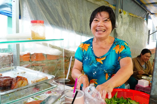 Quán bún mắm núp hẻm trong chợ ‘nặng ký’ miền Tây: Đắt khách nhưng không bán nhiều - Ảnh 2.